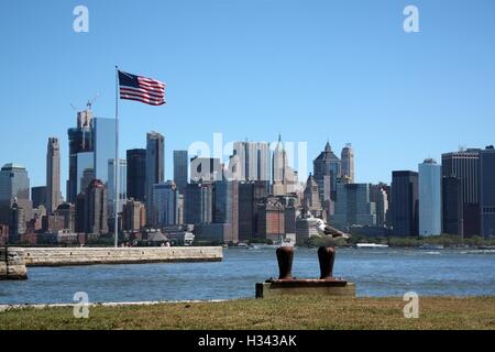 Lower Manhattan Wolkenkratzer und Battery Park in New York City, New York am 22. August 2016 von Ellis Island gesehen. Stockfoto