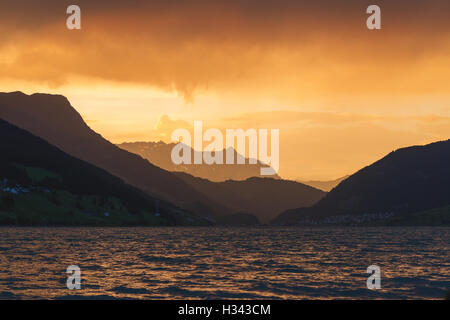 Schöne Aussicht auf den See Resia. Dramatischer Himmel und farbenprächtigen Sonnenuntergang. Alpen, Italien, Europa. Stockfoto