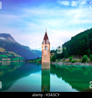 Schöne Aussicht auf den See Resia. Berühmten Turm im Wasser. Alpen, Italien, Europa. Stockfoto