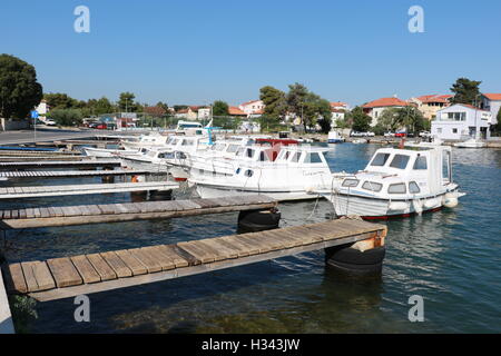 Alten Pfeiler und Boote Puntamika Linie (Marina Borik) bei Zadar, Kroatien Stockfoto