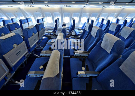 Blaue Leere Flugzeugsitze mit neuen Kopfstütze deckt Stockfoto