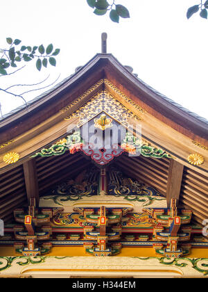 Gongen-Zukuri Stil farbige Dekoration des Daches Giebel des Shinto Schrein Honden Gebäude, Hodosan Schrein, Nagatoro, Saitama, japan Stockfoto