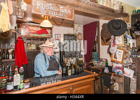 Besitzer Bruce Fuller in Cowboy unter dem Motto Rustico Farm & Cellars Winery in Oliver, südliche Okanagan Valley, BC, Kanada. Stockfoto