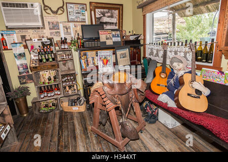 Eklektische Ansammlung der westlichen Kitsch in Rustico Farm & Cellars Winery in Oliver, südliche Okanagan Valley, BC, Kanada. Stockfoto