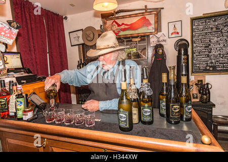 Besitzer Bruce Fuller gießt Wein in Cowboy unter dem Motto Rustico Farm & Cellars Winery in Oliver, südliche Okanagan Valley, BC, Kanada. Stockfoto