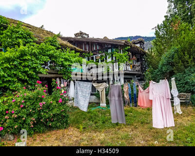 Rustico-Hof und Keller... Weingut im südlichen Okanagan Valley. Es hat eine western-Thema. Wäsche auf Linie bedeutet, dass Weingut geöffnet ist. Stockfoto