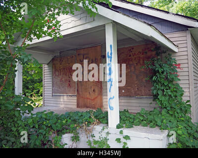 Graffiti-Bande und Markierungen auf einem verlassenen Haus, Detroit, Michigan, USA Stockfoto