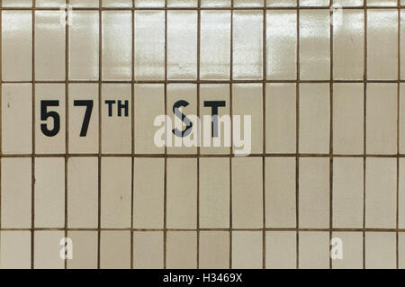 New Yorker 57th Street u-Bahnstation Kachel signage Stockfoto