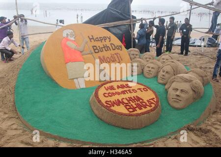 Eine Sandskulptur Künstlers will Sudarsan Pattnaik indische Premierminister Narendra Modi Vorabend seines Geburtstages Mumbai Stockfoto