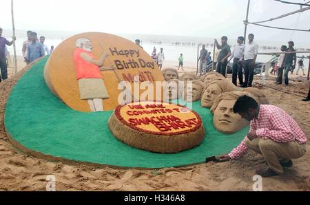 Sandskulpturen-Künstler Sudarsan Pattnaik macht Sand Nachricht kurz vor der indische Premierminister Narendra Modi Geburtstag Mumbai Stockfoto