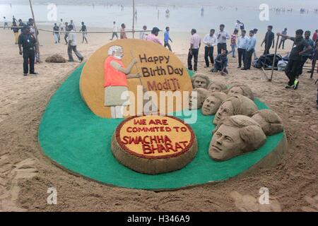 Eine Sandskulptur Künstlers Sudarsan Pattnaik will indische Premierminister Narendra Modi am Vorabend seines Geburtstages Mumbai Stockfoto