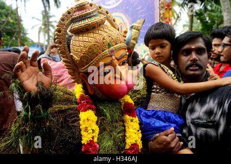 Traditionellen Kummatti Tänzer tragen bunte Holzmasken Götter Kummatti Mahotsavam feiern Onam Festival Thrissur Kerala Stockfoto