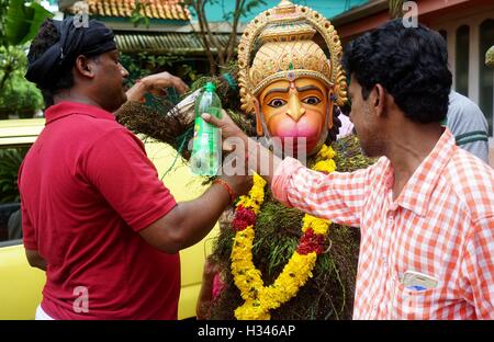 Traditionelle Kummatti Tänzer tragen hölzerne Masken verschiedene Gott Kummatti Mahotsavam feiern Onam Festival Thrissur Kerala Stockfoto