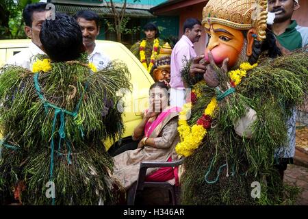 Traditionellen Kummatti Tänzer tragen bunte Holzmasken Götter Kummatti Mahotsavam feiern Onam Festival Thrissur Kerala Stockfoto