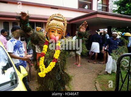 Traditionellen Kummatti Tänzer tragen bunte Holzmasken Götter Kummatti Mahotsavam feiern Onam Festival Thrissur Kerala Stockfoto