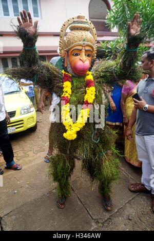 Traditionelle Kummatti Tänzer tragen Holzmasken verschiedene Götter Kummatti Mahotsavam feiern Onam Festival Thrissur Kerala Stockfoto