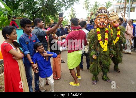 Traditionelle Kummatti Tänzer tragen Holzmasken verschiedene Götter Kummatti Mahotsavam feiern Onam Festival Thrissur Kerala Stockfoto