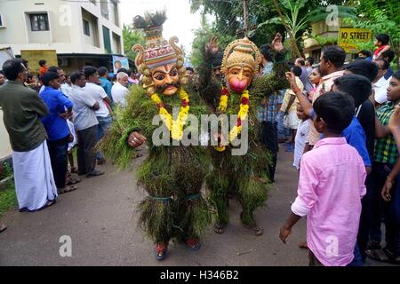 Traditionelle Kummatti Tänzer tragen bunte Holzmasken Gott Kummatti Mahotsavam feiern Onam Festival Thrissur Kerala Stockfoto