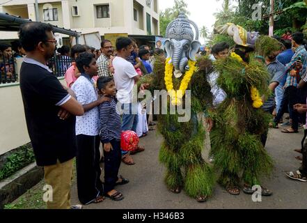 Traditionellen Kummatti Tänzer tragen bunte Holzmasken Götter Kummatti Mahotsavam feiern Onam Festival Thrissur Kerala Stockfoto