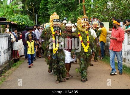 Traditionellen Kummatti Tänzer tragen bunte Holzmasken Götter Kummatti Mahotsavam feiern Onam Festival Thrissur Kerala Stockfoto