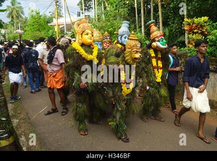 Traditionelle Kummatti Tänzer tragen bunte Holzmasken verschiedenen indischen Götter Kummatti Mahotsavam Onam Festival Thrissur Kerala Stockfoto