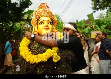 Traditionelle Kummatti Tänzer tragen bunte Holzmasken Godsdurig Kummatti Mahotsavam feiern Onam Festival Thrissur Kerala Stockfoto