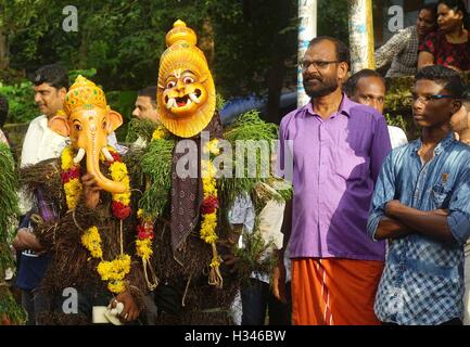 Traditionellen Kummatti Tänzer tragen bunte Holzmasken Götter Kummatti Mahotsavam feiern Onam Festival Thrissur Kerala Stockfoto