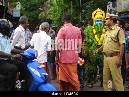 Traditionelle Kummatti Tänzer tragen Holzmasken verschiedenen indischen Götter Kummatti Mahotsavam feiern Onam Festival Thrissur Kerala Stockfoto