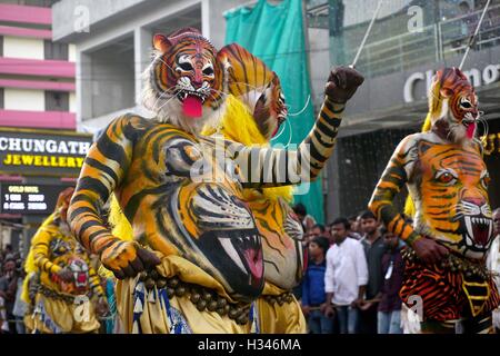 Pulikkali Volkskunst Männer mit lackierten Karossen wie Tiger Tanzen in den Straßen von Thrissur Kerala, Indien Stockfoto