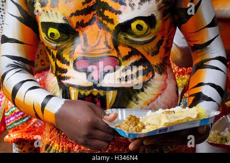 Puli kali Volkstänzer mit Tiger auf seinem Körper, Onam Festival, Thrissur, Kerala, Indien Stockfoto