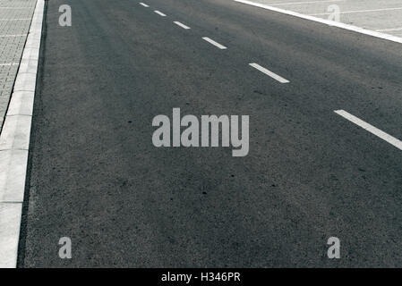 Leere zweispurige Asphalt Straße Landstraße verschwinden in Sicht Stockfoto