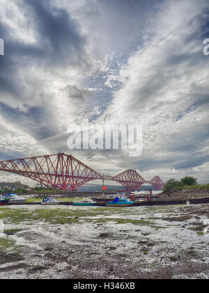 Boote vor Anker vor der Forth Rail Bridge in Edinburgh, Schottland, verbindet die Städte von Nord und Süd Stockfoto