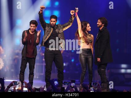 (L, R) Bollywood-Schauspieler Shashank Arora, Purab Kohli, Shraddha Kapoor und Arjun Rampal Livekonzert Mumbai Stockfoto