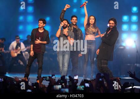 Shashank Arora Farhan Akhtar Purab Kohli Shraddha Kapoor Arjun Rampal Bollywood-Schauspieler live Konzert Musik Start Mumbai Stockfoto