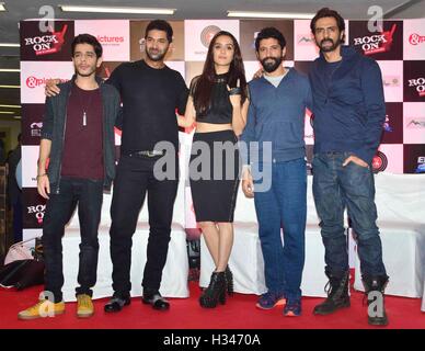 Bollywood Schauspieler (L, R) Shashank Arora, Purab Kohli, Shraddha Kapoor, Farhan Akhtar und Arjun Rampal Musik Start Mumbai Stockfoto