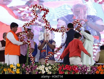 Prime Minister Narendra Modi während der Eröffnungsfeier der Kadana-Hafeshwar-Bewässerung-Projekt in Limkheda, Gujarat Stockfoto