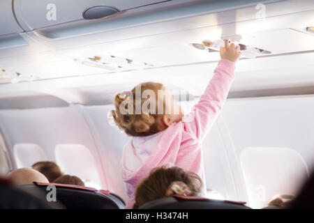 Kind drückt der Kofferraum auf Flugzeug geschossen mit unscharfen Fokus Stockfoto