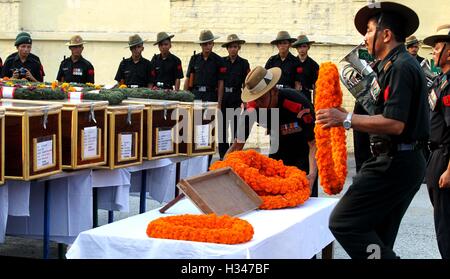 Offizier der indischen Armee trägt Kranz um Körper sieben indische Armee Soldaten ums Leben Uri Terrorangriff Varanasi zu platzieren Stockfoto