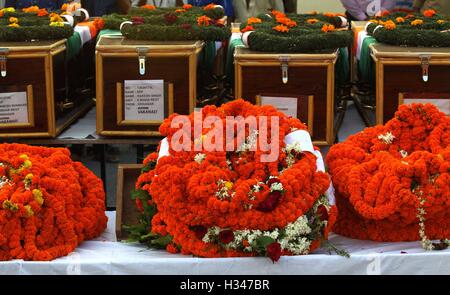 Körper sieben indischen Soldaten der Armee ums Leben Uri Terror Angriff von indische Armee Offiziere Varanasi geehrt Stockfoto