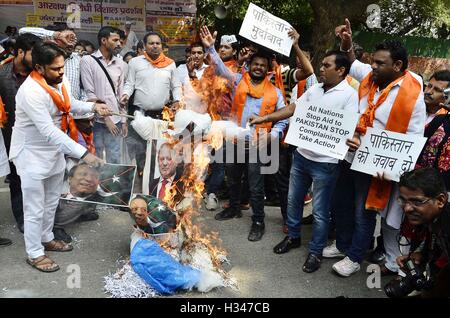 Hinduistische Aktivisten brennen Bildnis Pakistans Premierminister Nawaz Sharif Protest gegen Angriff indische Armeestützpunkt in Kaschmir-Neu-Delhi Stockfoto