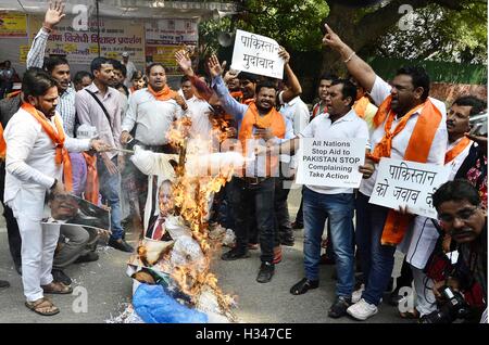 Hinduistische Aktivisten brennen Bildnis Pakistans Premierminister Nawaz Sharif Protest gegen Angriff auf indische Armee stützen Kaschmir-Neu-Delhi Stockfoto