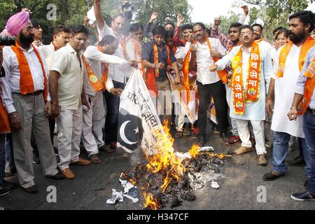Hinduistische Aktivisten brennen Bildnis von Pakistans Premierminister Nawaz Sharif Protest gegen indische Armee Angriff base Kaschmir-Neu-Delhi Stockfoto