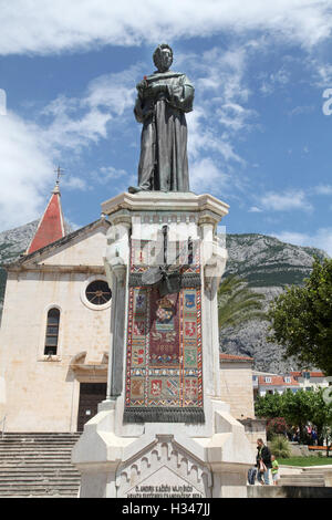 Statue von 1700 Jahrhundert Mönch und Dichter Andrija Kacic vor der Kirche St. Marko Stockfoto