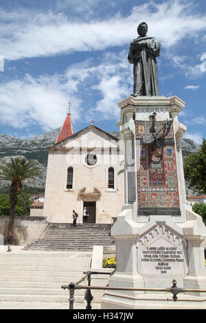 Statue von 1700 Jahrhundert Mönch und Dichter Andrija Kacic vor der Kirche St. Marko Stockfoto