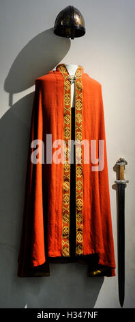 Skandinavien. Viking. Kleidung mit Helm und Schwert. Norwegen. Historisches Museum, Oslo, Norwegen. Stockfoto