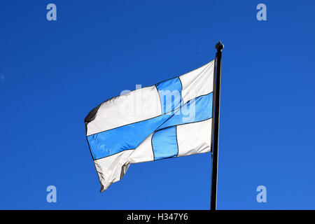 Nationalflagge Finnlands mit einem blauen Kreuz auf weißem Hintergrund. Stockfoto