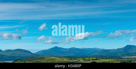 Blick auf den Snowdon Mountain von Harlech Castle, Gwynedd, Nord-West-Wales, UK Stockfoto