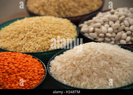 Getreide und Hülsenfrüchte. Reis, Linsen, Gartenbohnen Bohnen, Nudeln und Gerstengrütze, Stockfoto