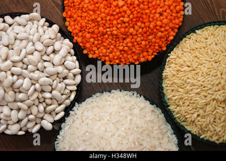 Getreide und Hülsenfrüchte. Reis, Linsen, Bohnen und Gerste Nudeln Gartenbohnen Stockfoto