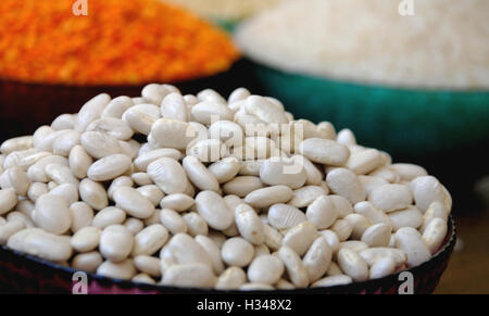 Gartenbohnen Bohnen und Reis und Linsen im Hintergrund Stockfoto
